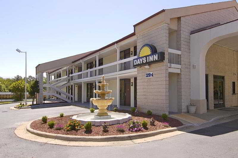 Days Inn By Wyndham Raleigh Midtown Exteriör bild